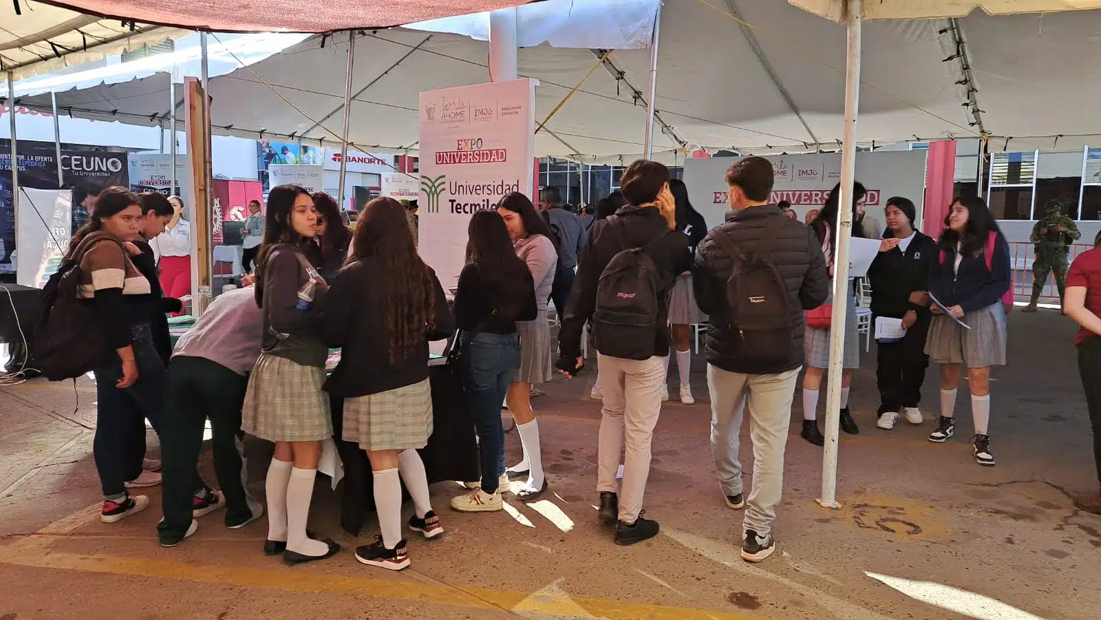 Jóvenes de preparatoria en la Expo Universidad 2024 en Los Mochis