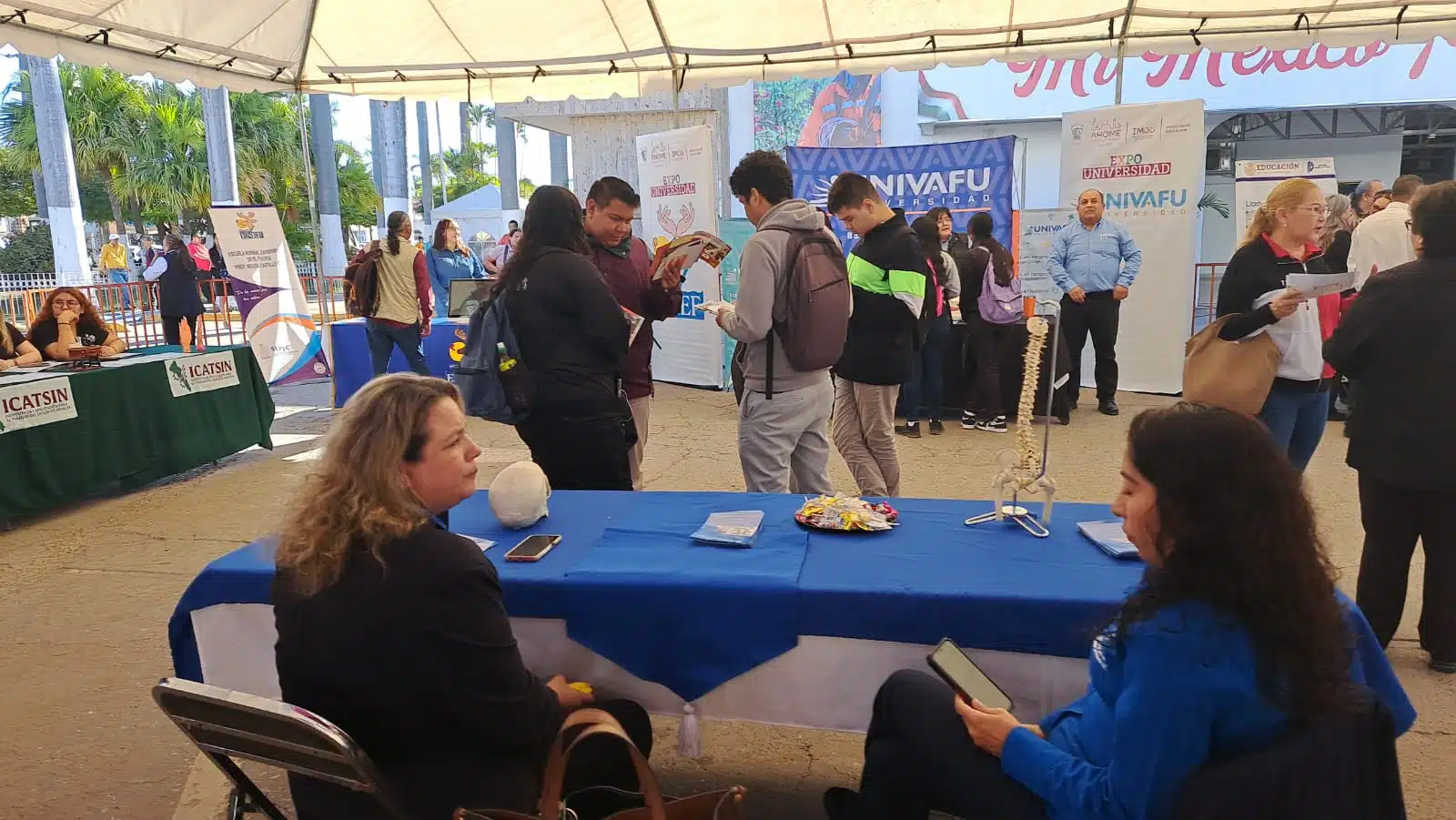 Jóvenes de preparatoria en la Expo Universidad 2024 en Los Mochis