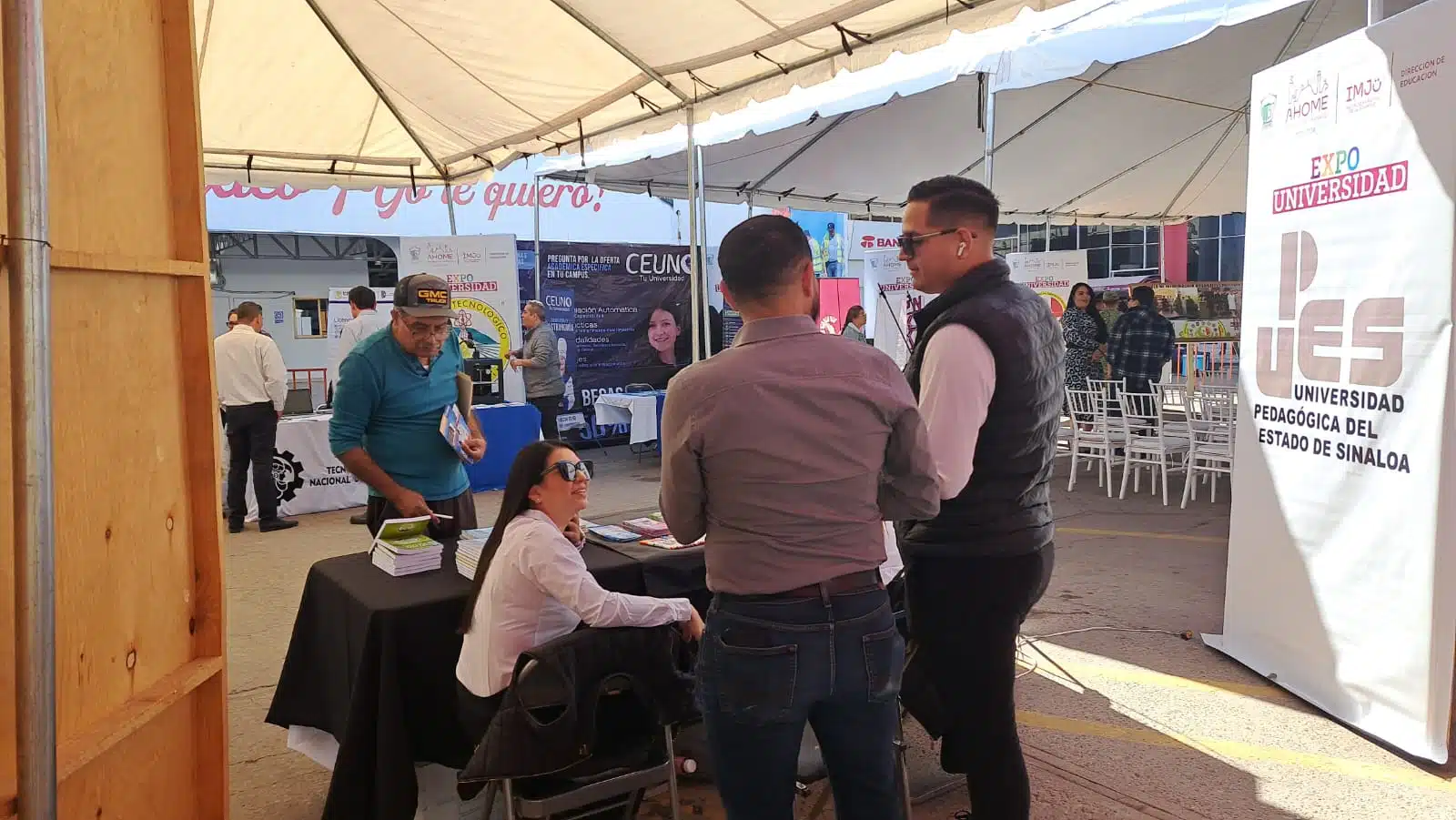 Jóvenes de preparatoria en la Expo Universidad 2024 en Los Mochis