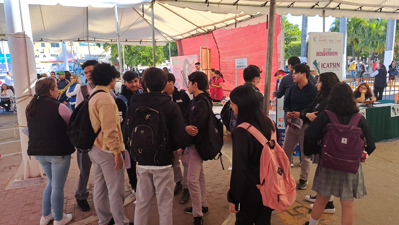 Jóvenes de preparatoria en la Expo Universidad 2024 en Los Mochis
