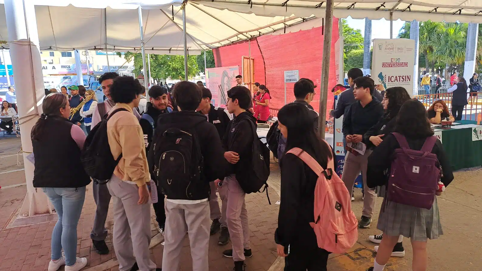 Jóvenes de preparatoria en la Expo Universidad 2024 en Los Mochis