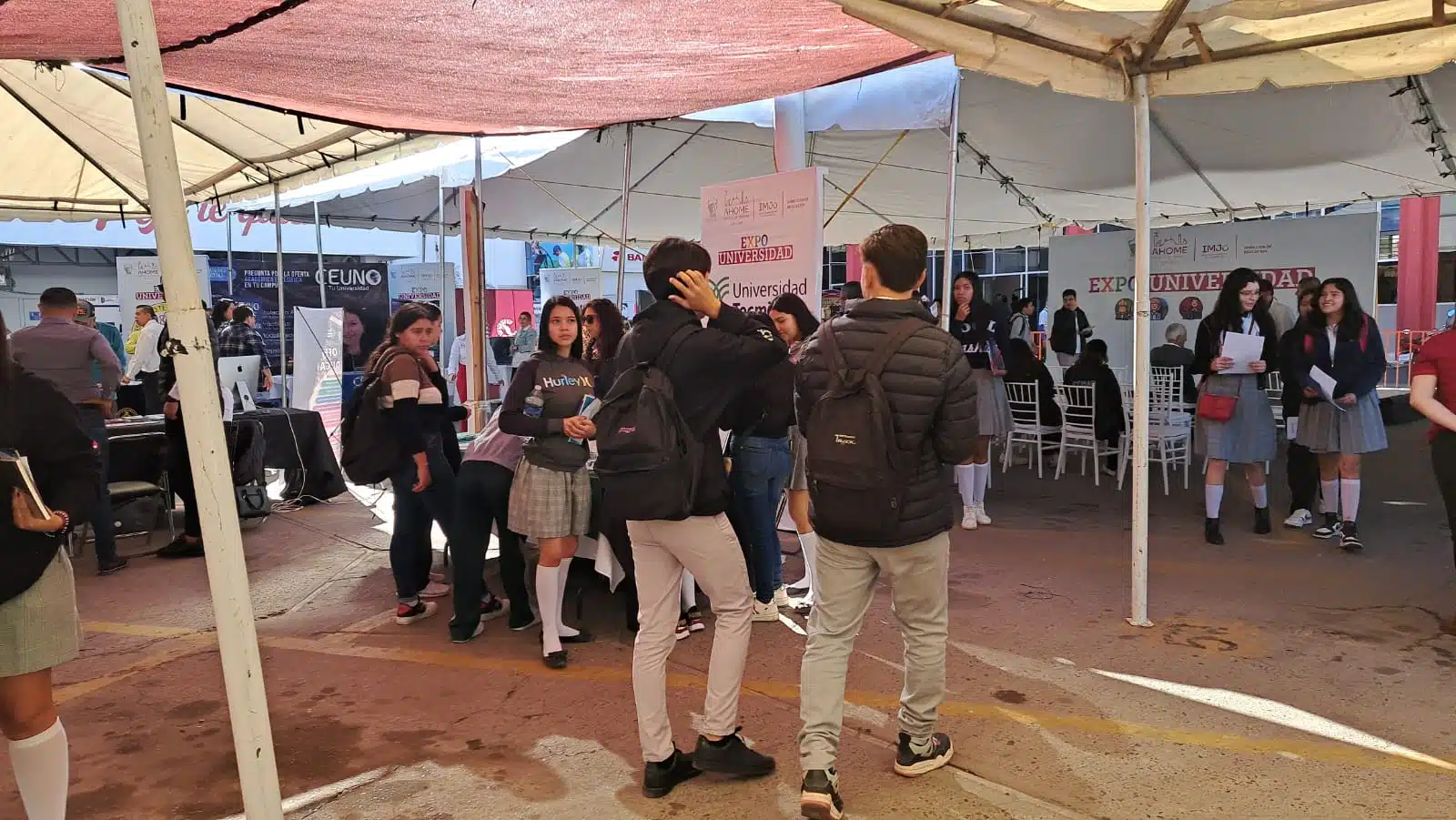 Jóvenes de preparatoria en la Expo Universidad 2024 en Los Mochis