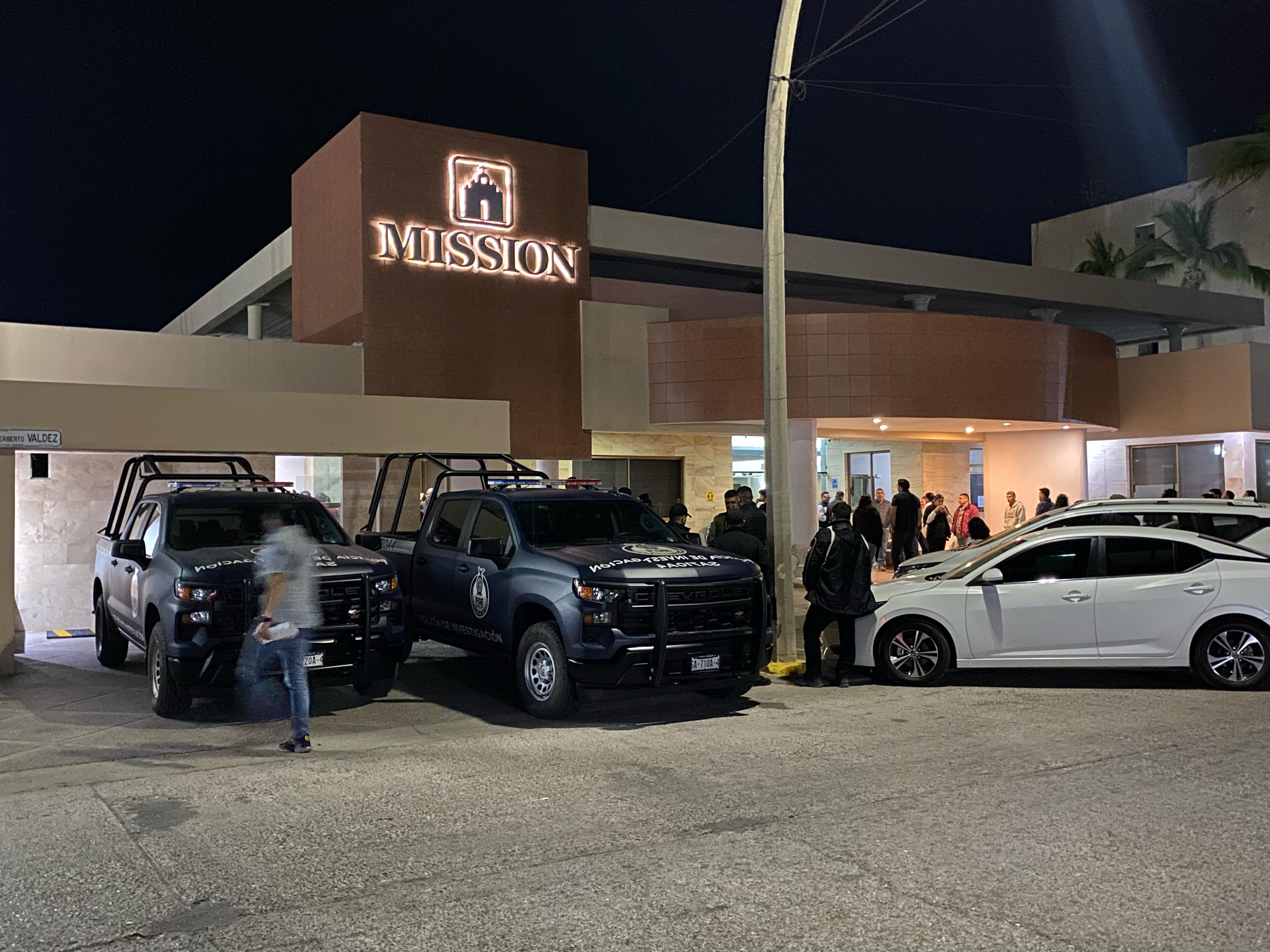 Camionetas de la FGE en la casa funeraria a la que llevaron los cuerpos de 14 personas fallecidas en accidente de la máxipista Mazatlán-Culiacán