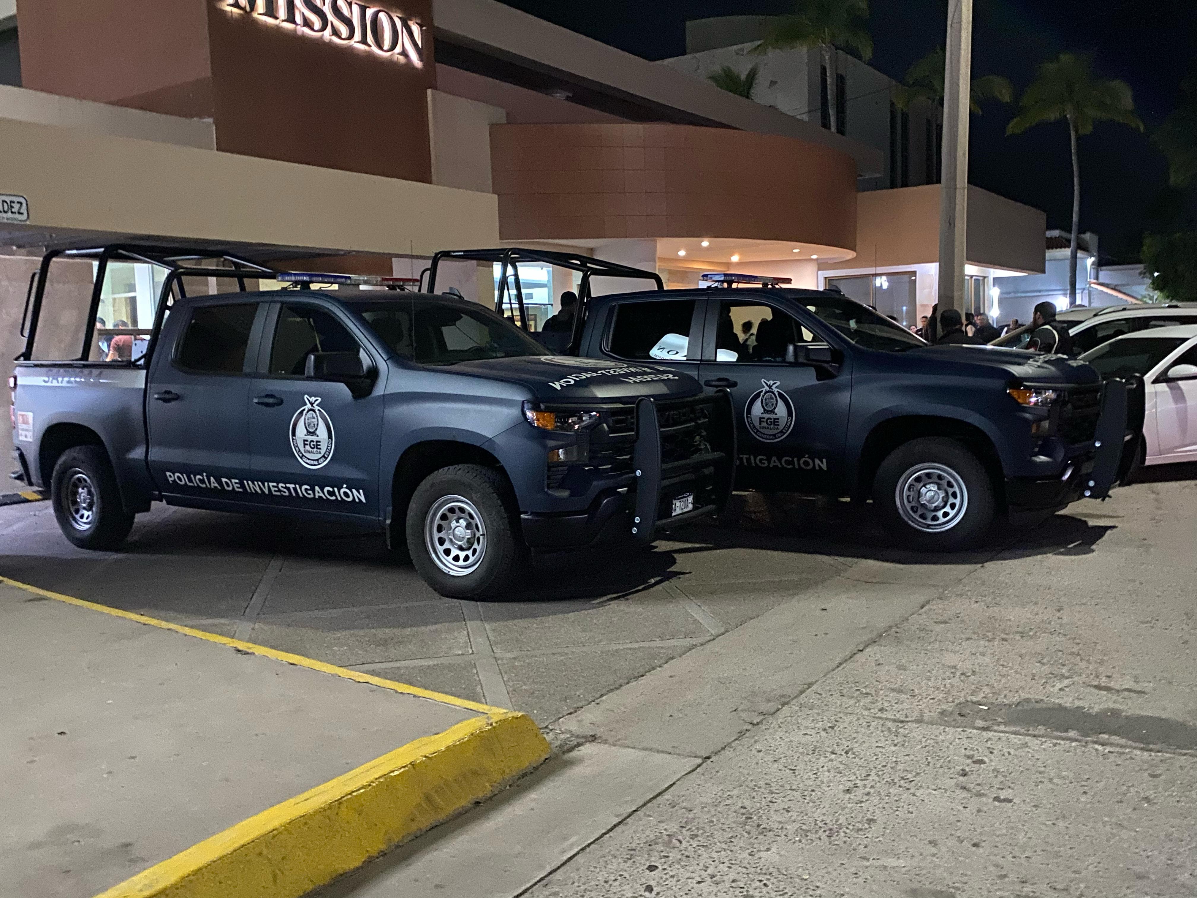 Camionetas de la FGE en la casa funeraria a la que llevaron los cuerpos de 14 personas fallecidas en accidente de la máxipista Mazatlán-Culiacán
