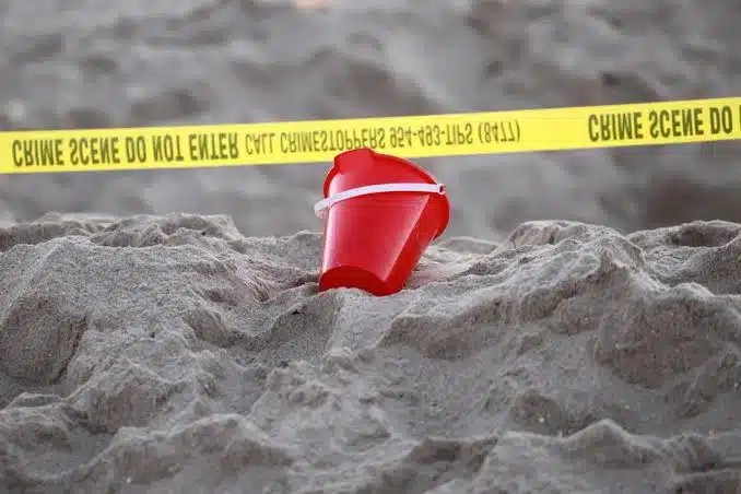 Fallecen dos menores de edad tras caer en hoyo en la playa de California