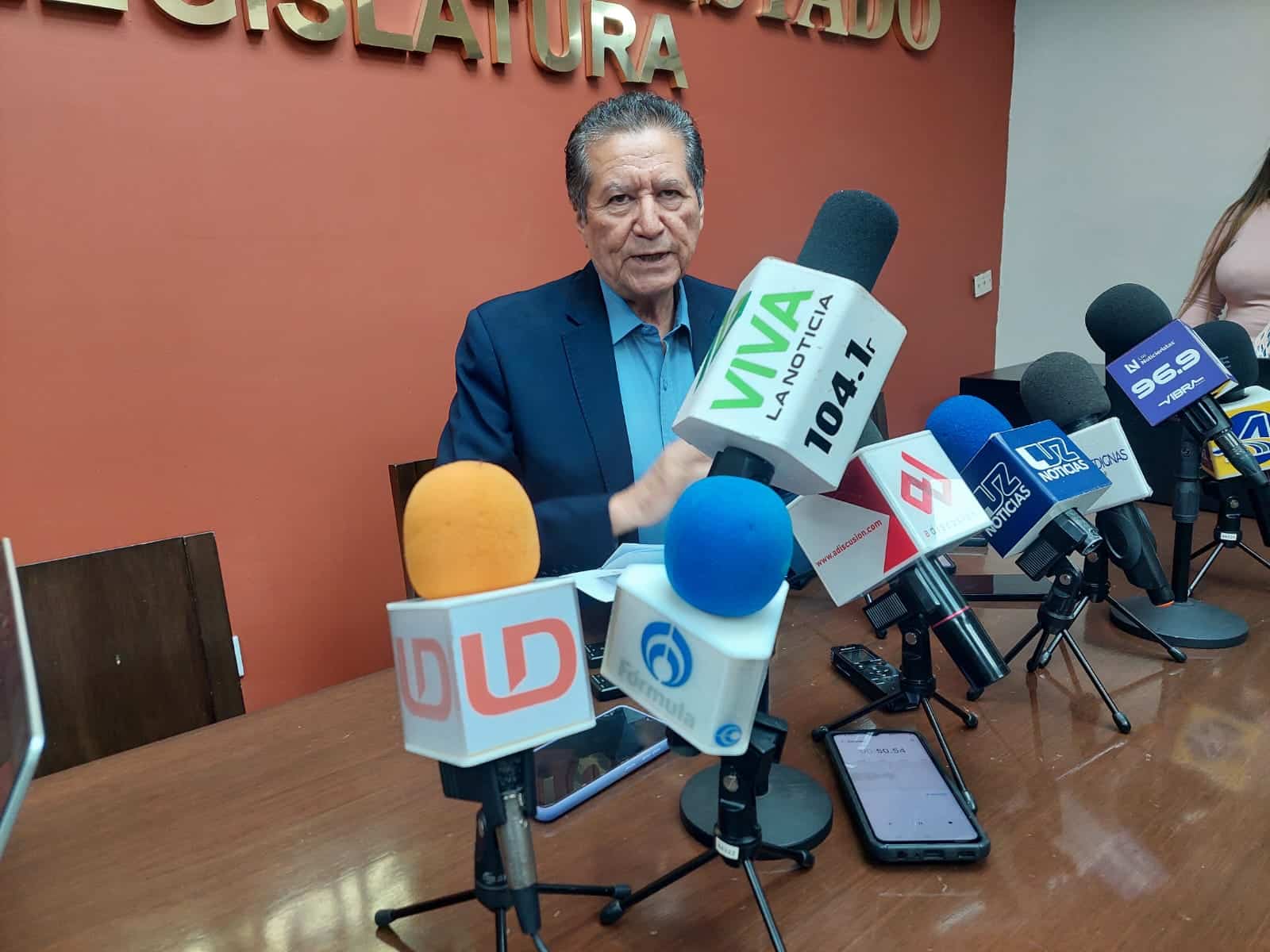 Feliciano Castro Meléndrez en entrevista con los medios de comunicación en Culiacán