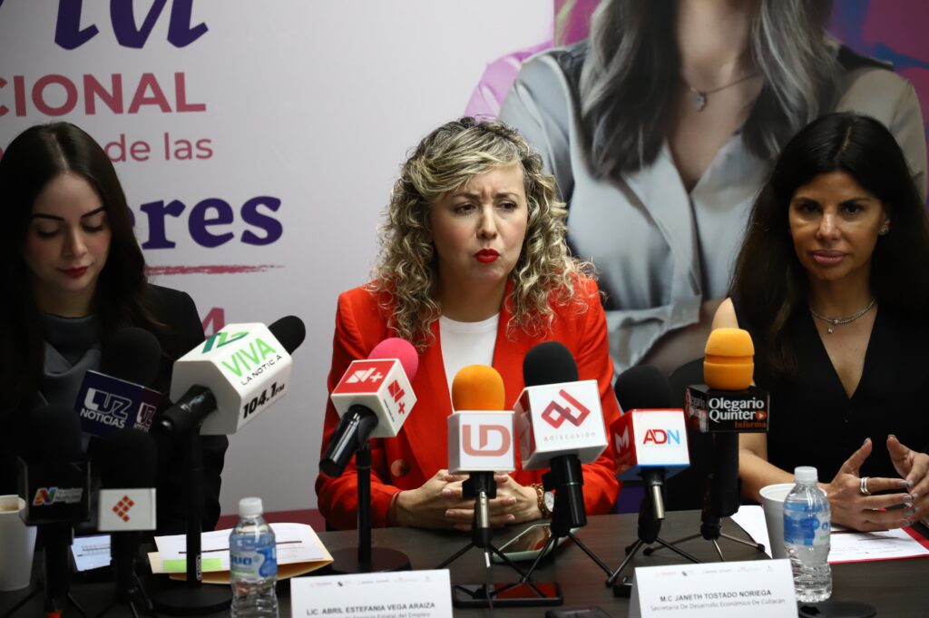 Abril Vega Araiza en conferencia de prensa