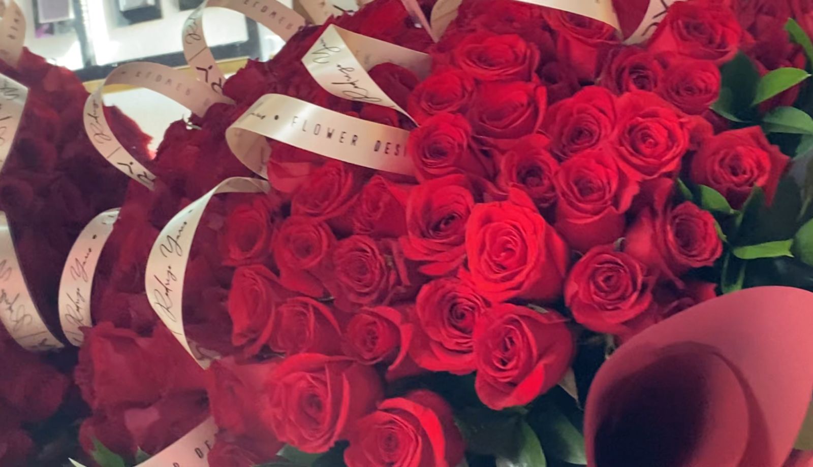 Flores rojas con un listón blanco en Guasave