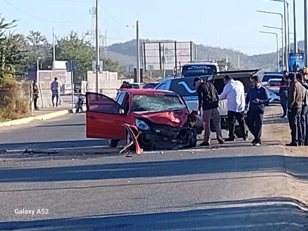 Ford Fiesta rojo chocado