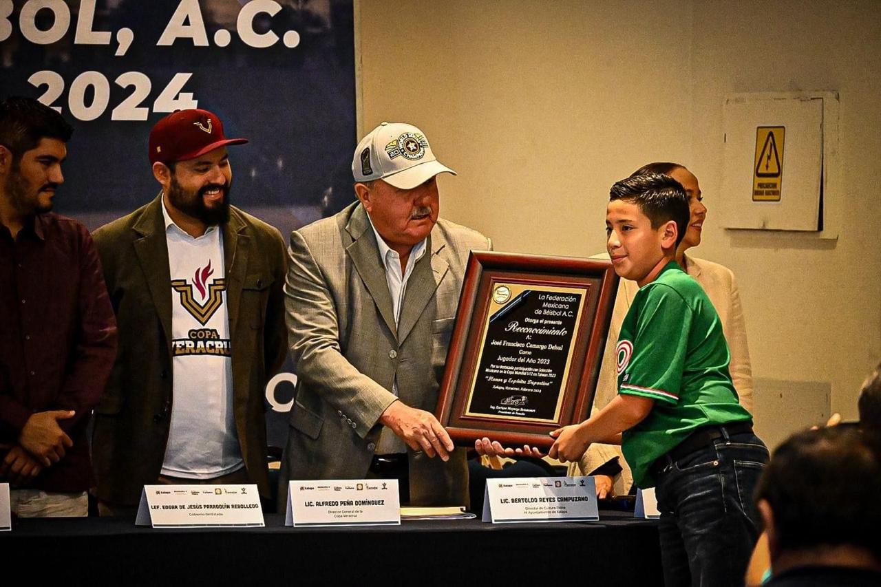 Francisco Camargo ganó el premio Beisbolista del Año Femebe.