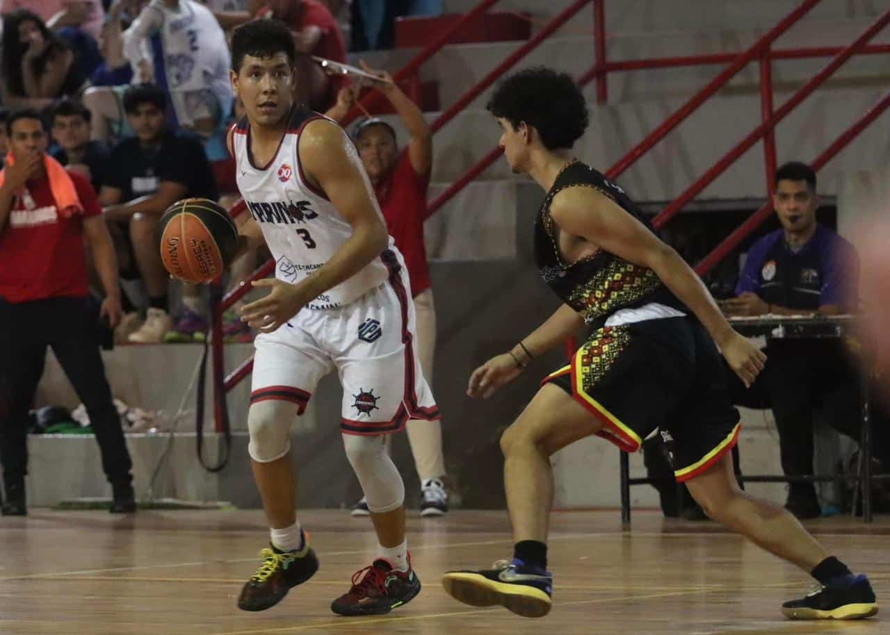 Frank Acosta jugando basquetbol