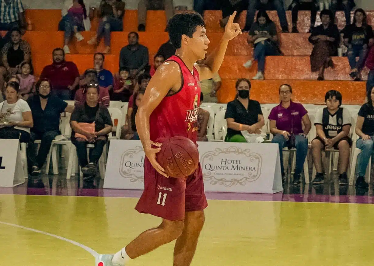 Frank Acosta jugando basquetbol