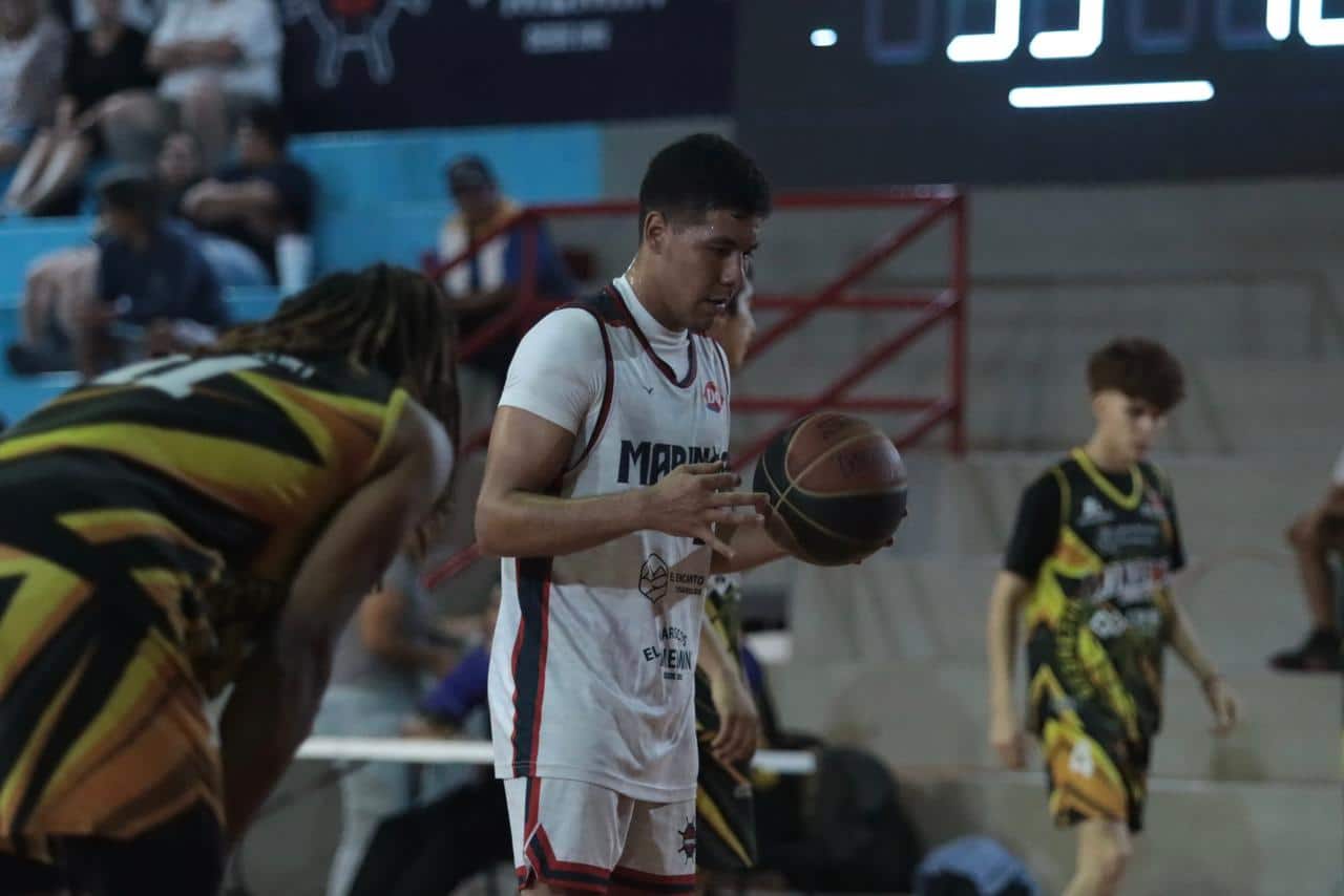 Frank Acosta jugando basquetbol