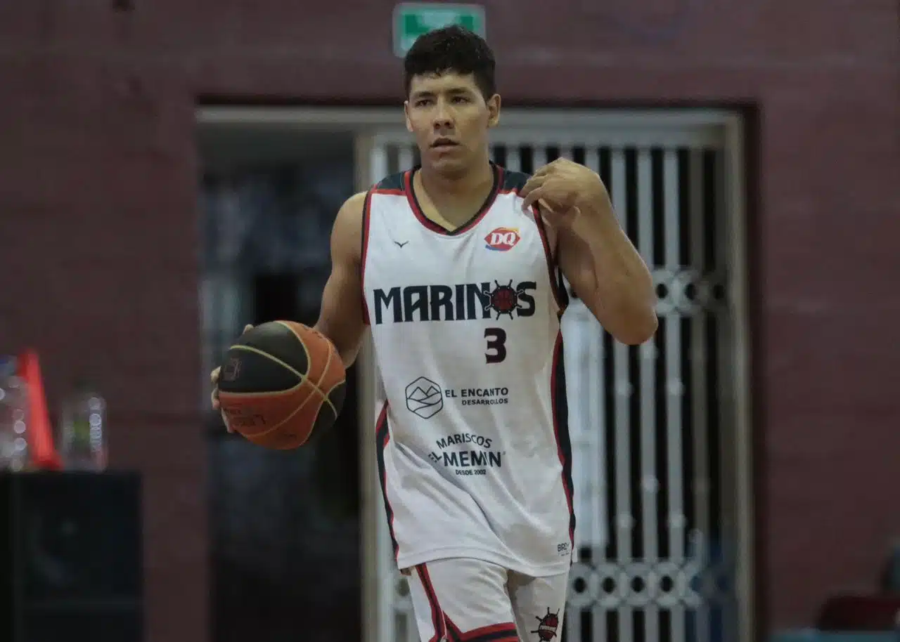 Frank Acosta jugando basquetbol