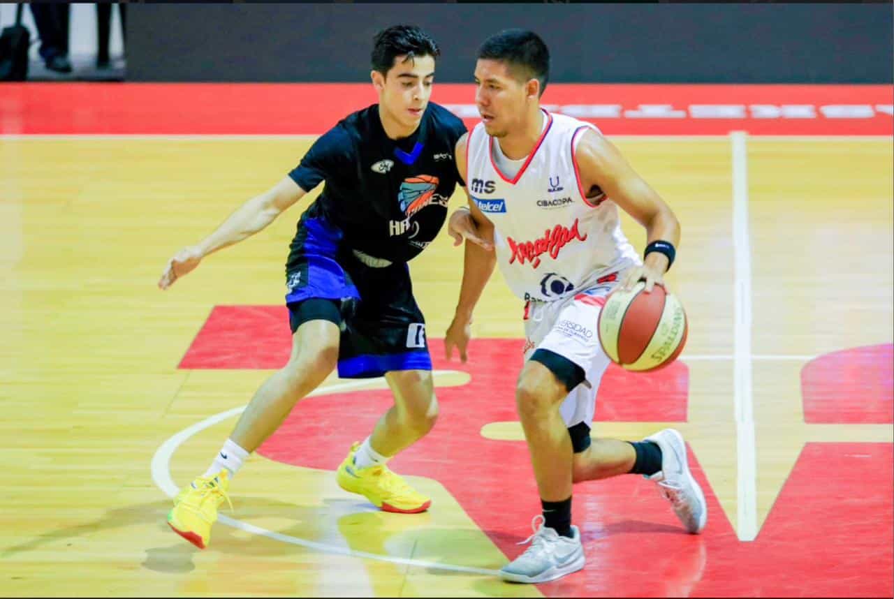 Frank Acosta jugando basquetbol