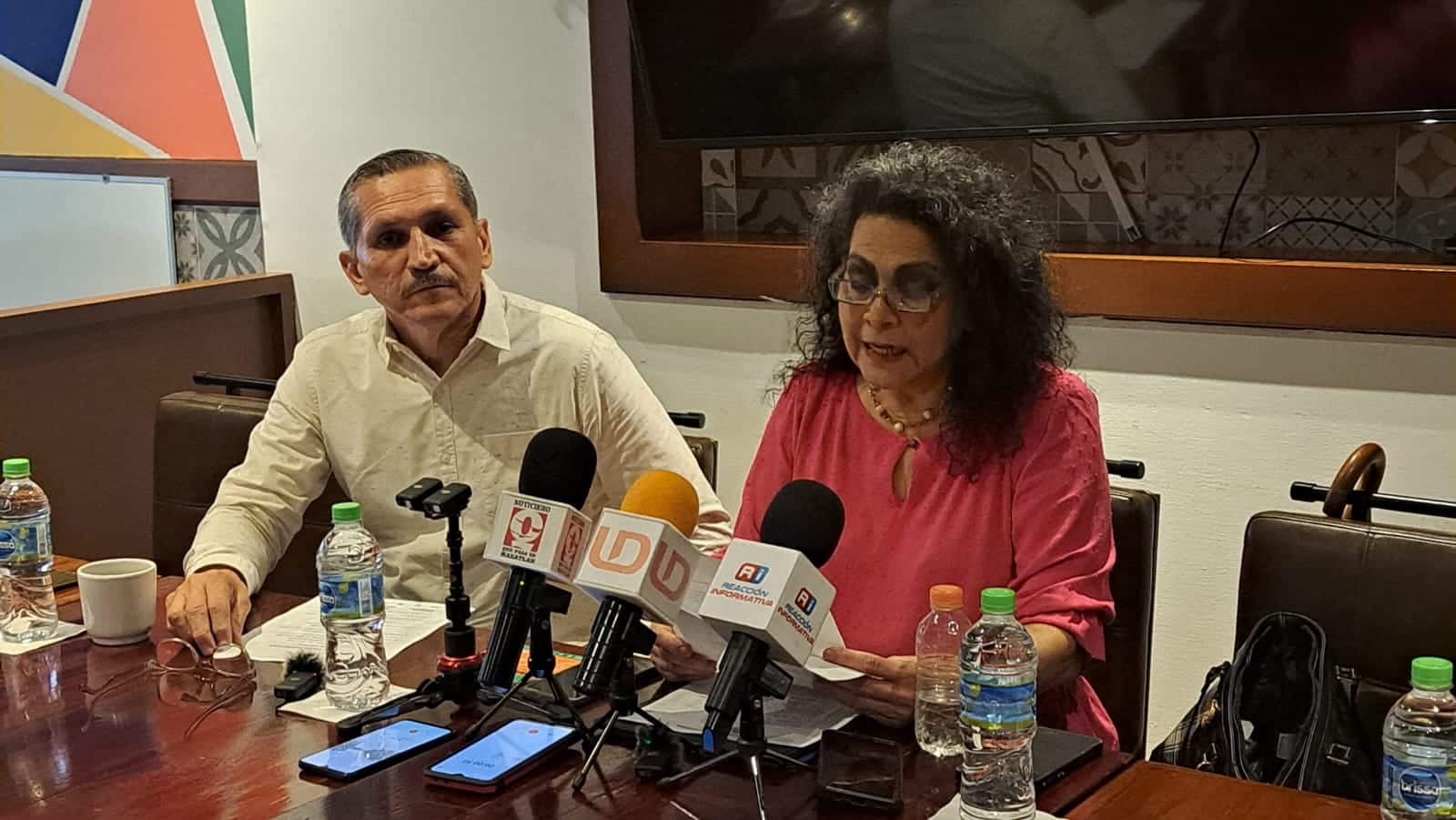 Martha Ofelia González, representante del Frente Cívico Nacional, en entrevista con los medios de comunicación en Mazatlán