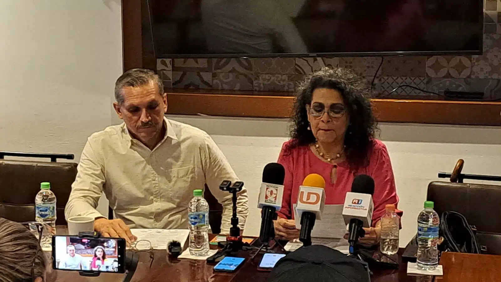 Martha Ofelia González, representante del Frente Cívico Nacional, en entrevista con los medios de comunicación en Mazatlán