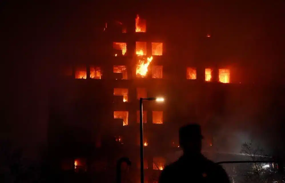 Fuerte incendio consume 14 pisos de un edificio en Valencia, España