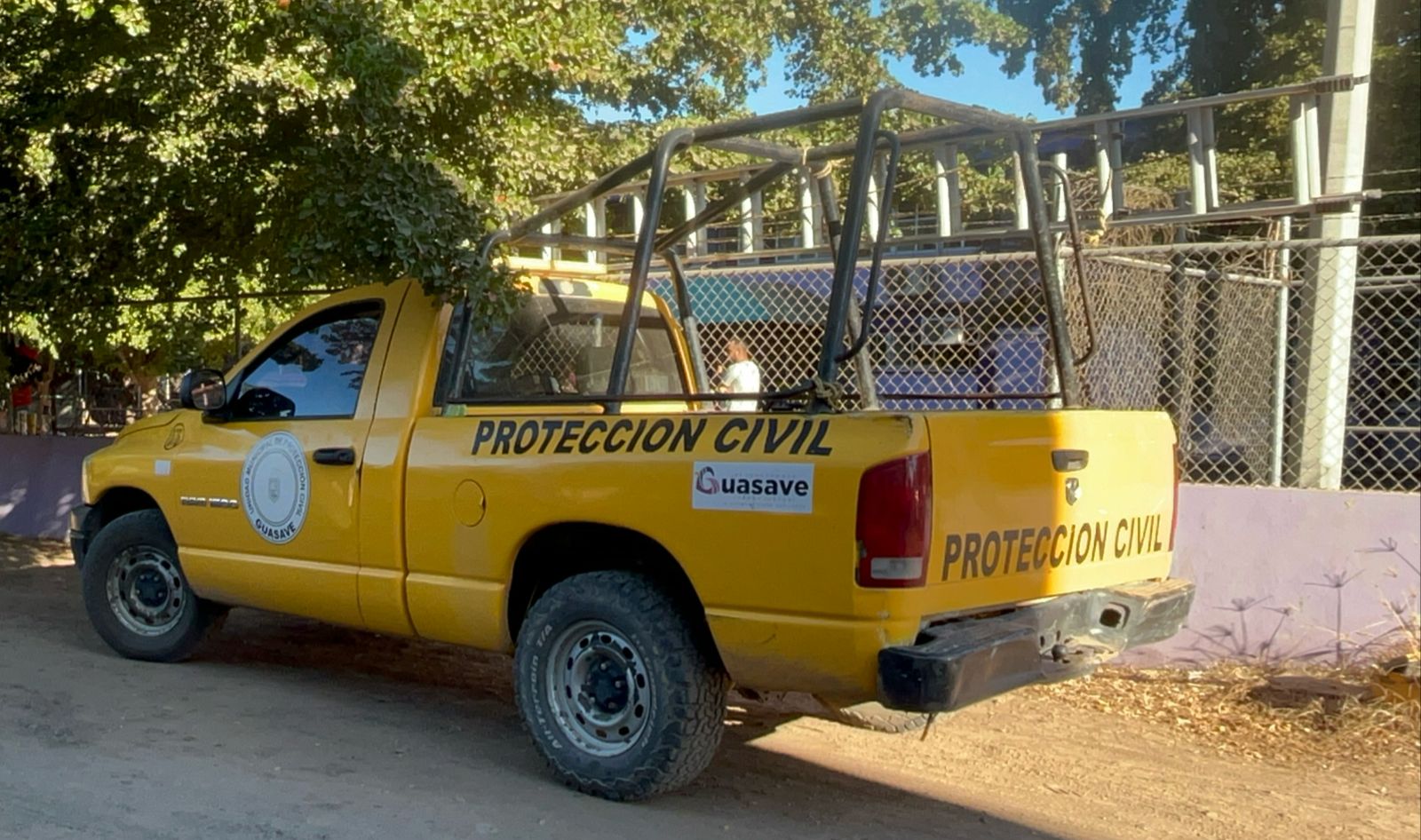 Camioneta color amarillo de Protección Civil Guasave estacionada