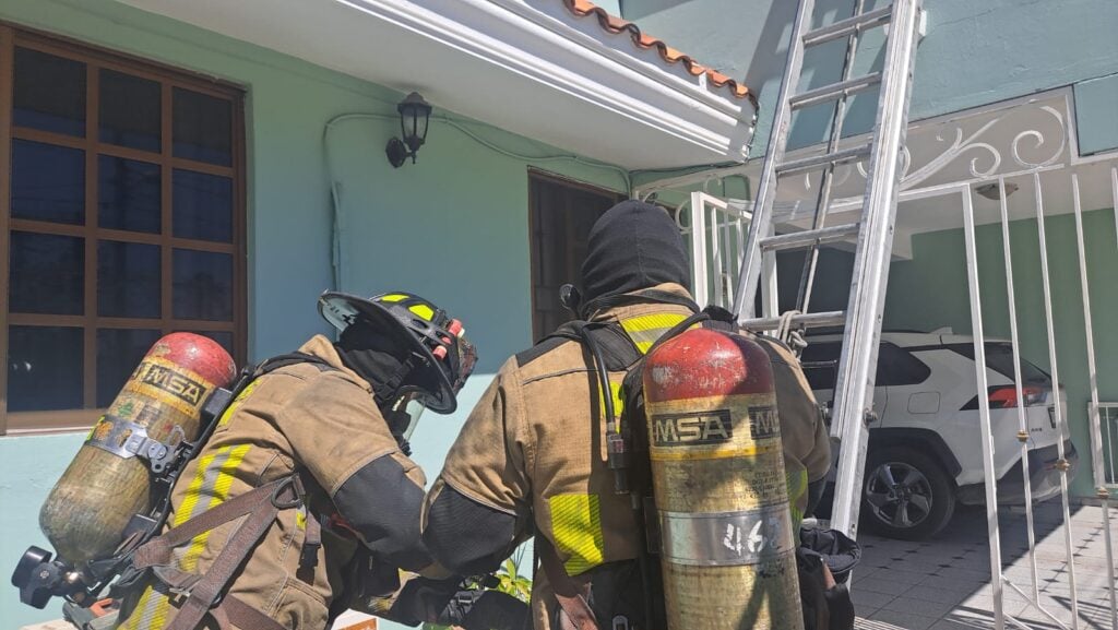 Bomberos de Mazatlán llegan al domicilio tras reporte de fuga de gas