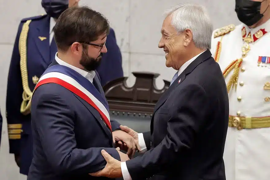Gabriel Boric es recibido por Sebastián Piñera como presidente electo