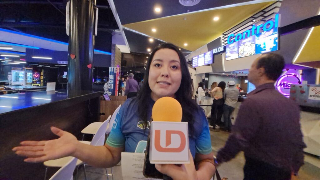 Gabriela Espinoza en entrevista con Línea Directa en el torneo de boliche en Culiacán