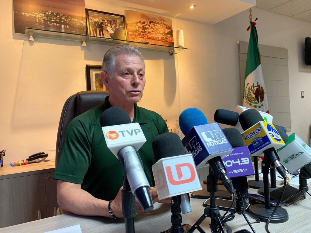 Genaro García Castro, Secretaria del Ayuntamiento de Ahome, en entrevista con los medios de comunicación