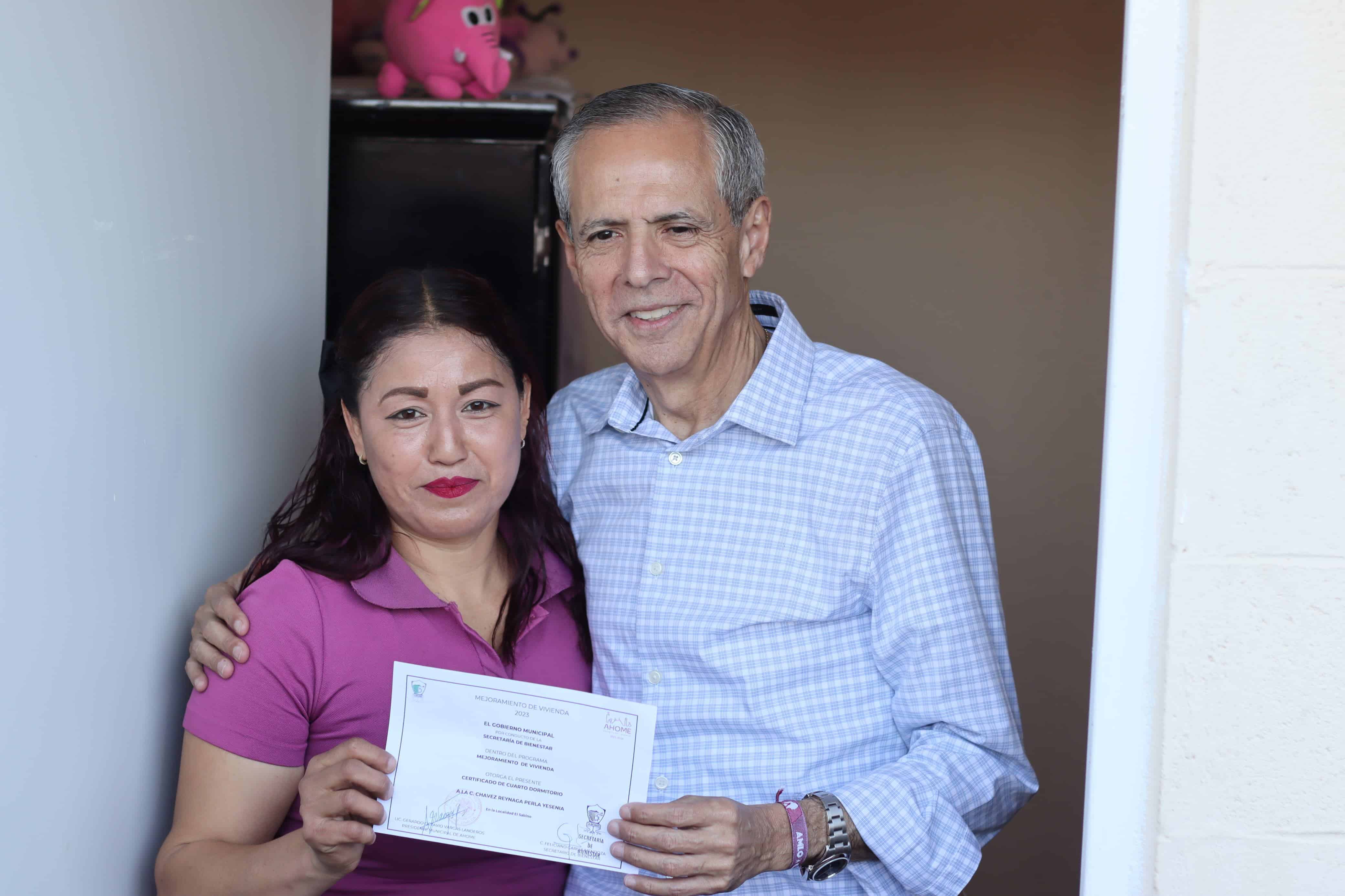 Gerardo Vargas Landeros, alcalde de Ahome, durante la entrega de certificado de vivienda