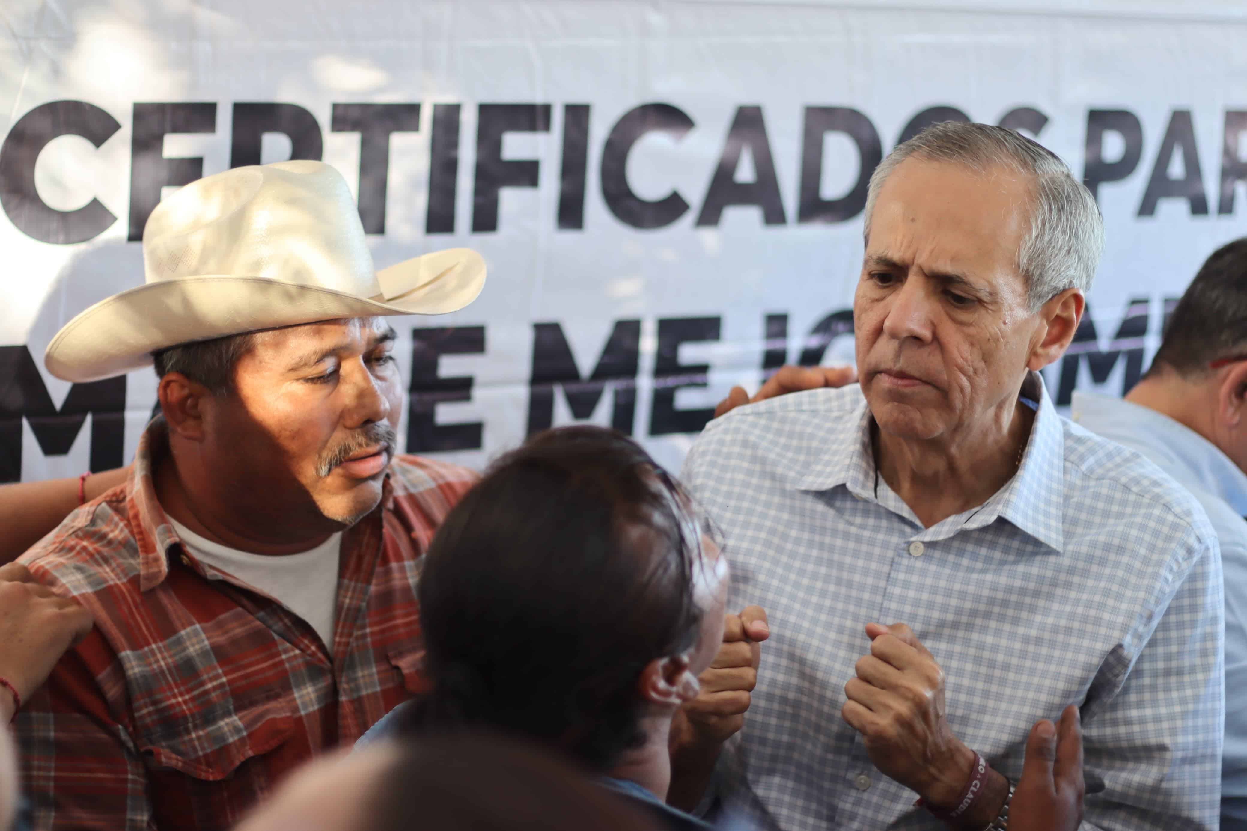 Gerardo Vargas Landeros, alcalde de Ahome, durante la entrega de certificado de vivienda