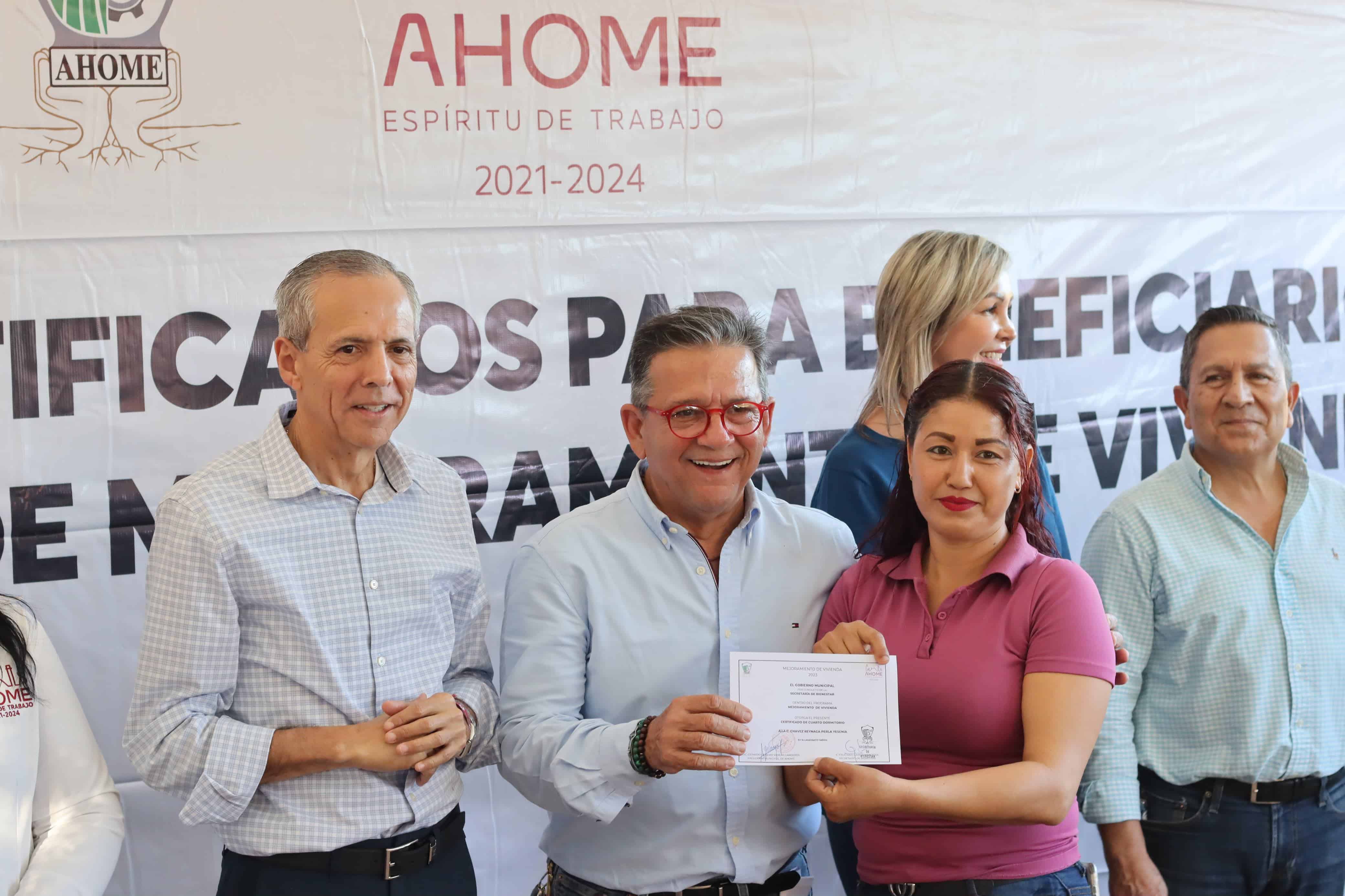 Gerardo Vargas Landeros, alcalde de Ahome, durante la entrega de certificado de vivienda