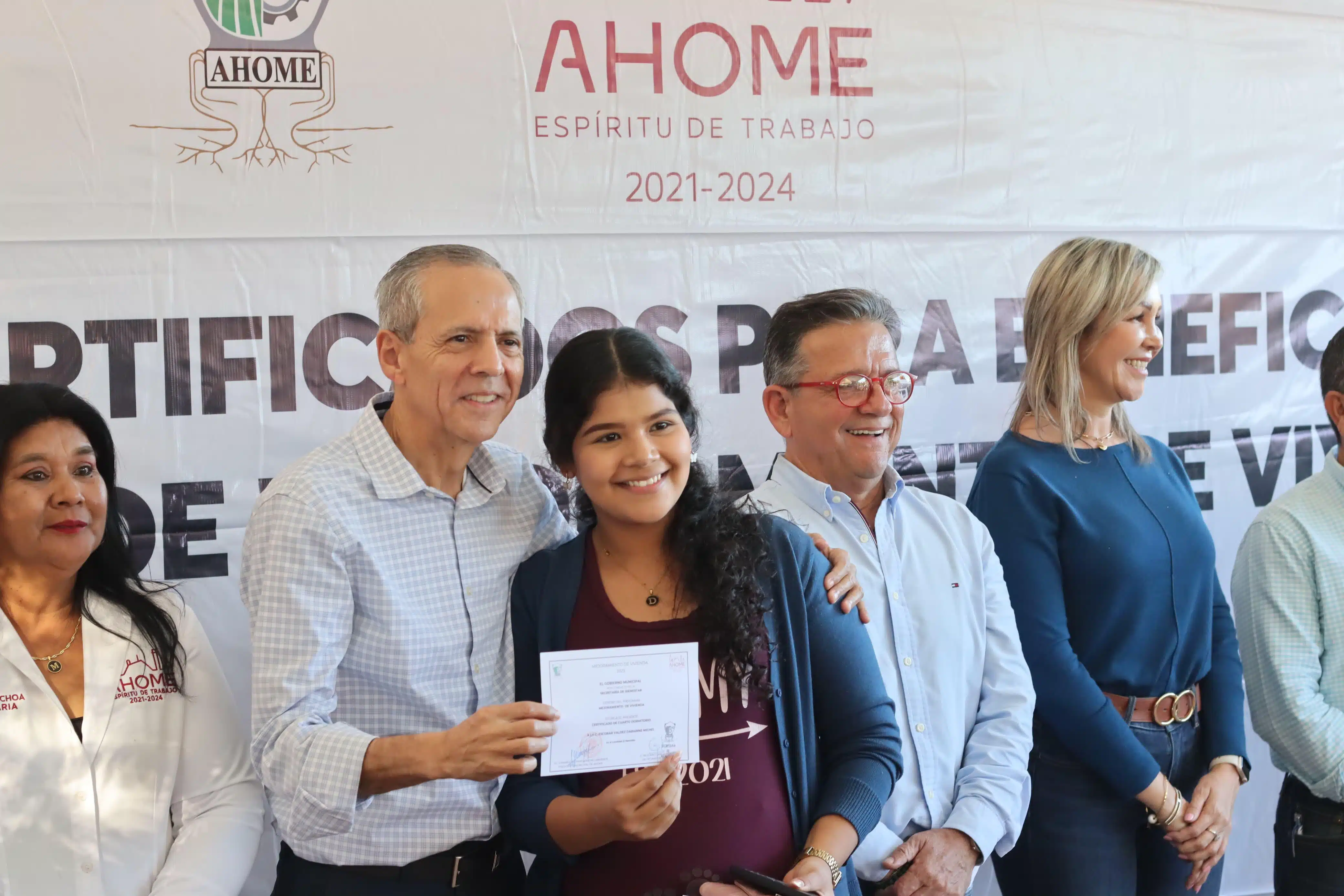 Gerardo Vargas Landeros, alcalde de Ahome, durante la entrega de certificado de vivienda