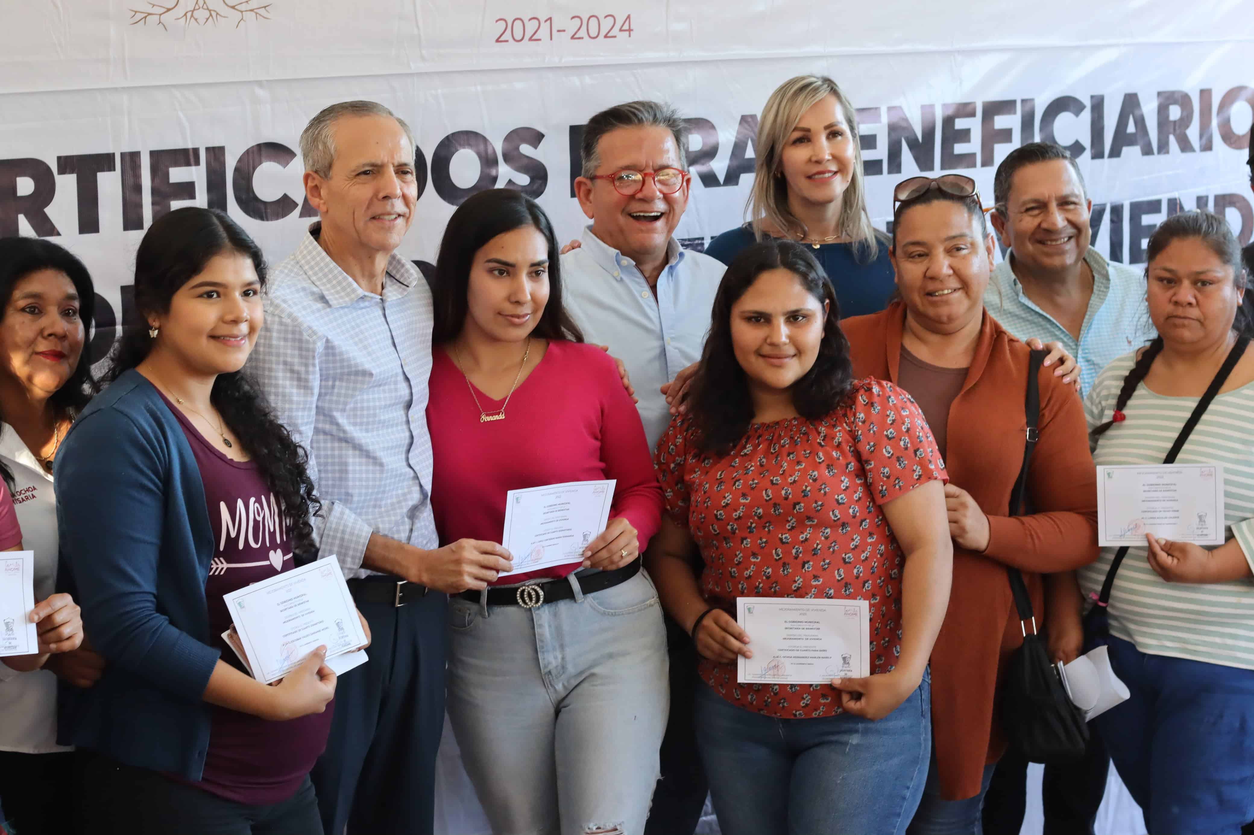 Gerardo Vargas Landeros, alcalde de Ahome, durante la entrega de certificado de vivienda