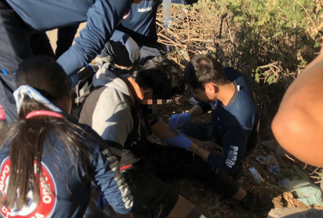 Grupo Voluntario de Costa Rica socorre a motociclista accidentado