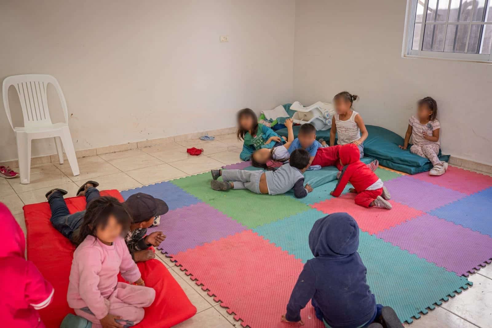 Niños, hijos de jornaleros agrícolas, en una guardería en Ruíz Cortines, Guasave