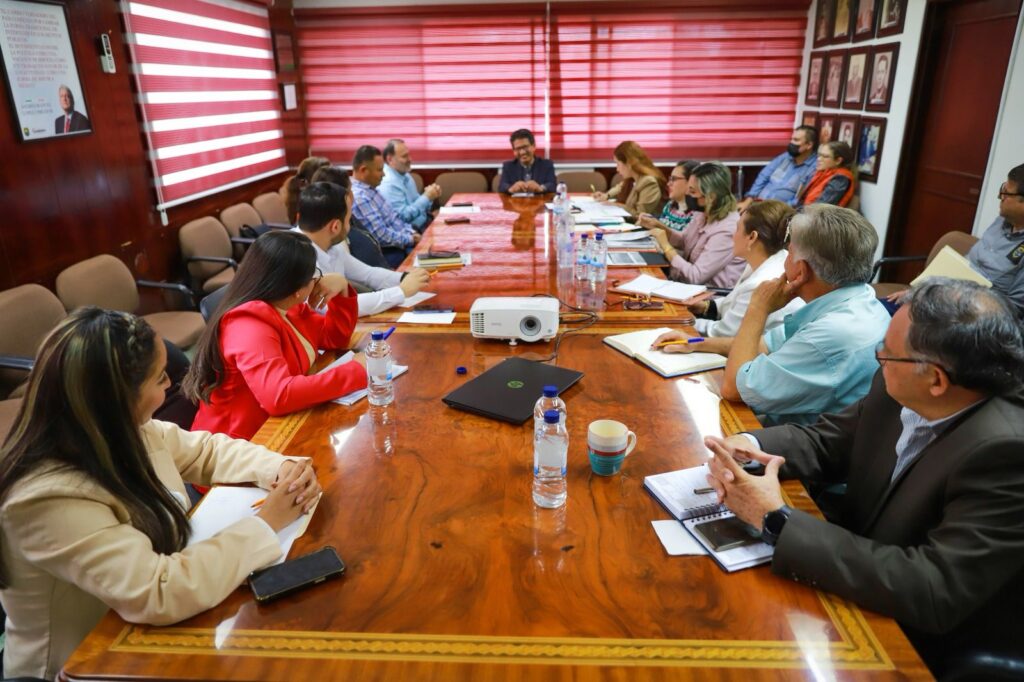 Reunión donde asistieron Héctor Modesto Félix Carrillo, director del Instituto Sinaloense de Desarrollo Social y el alcalde de Guasave, Martín Ahumada Quintero