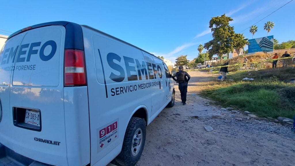 Carro de Servicio Médico Forense en zona delimitada