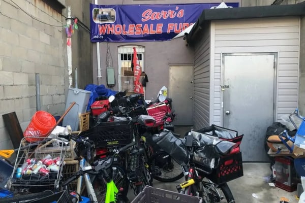 Hacinados en 14 literas y 13 camas, dormían 87 migrantes localizados en sótano de NY