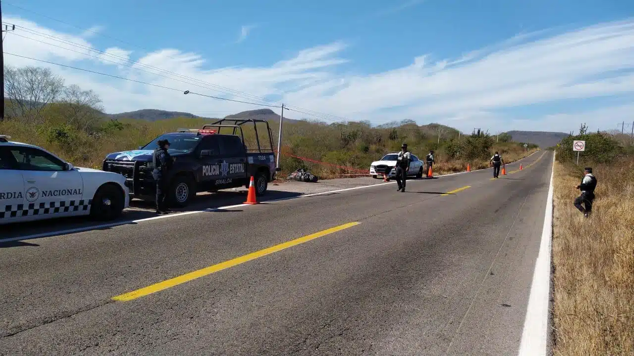 Elementos de la Policía Estatal y Guardia Nacional en el lugar donde encontraron el cuerpo de un hombre sin vida envuelto en hule negro a un lado de la carretera en San Ignacio