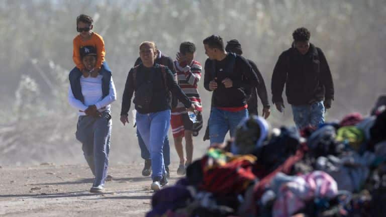 Hasta 10 años de cárcel para culpables por tráfico de personas migrantes en Texas