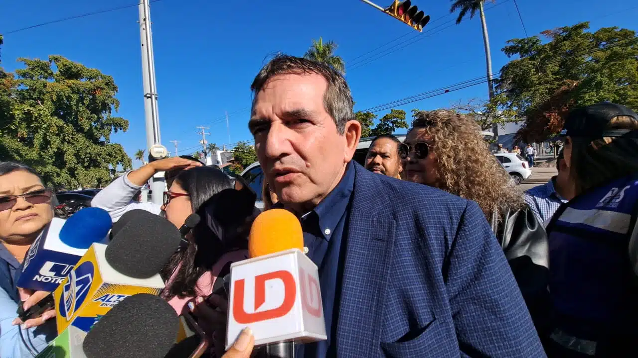 Héctor Melesio Cuen Ojeda en entrevista con los medios de comunicación en Los Mochis