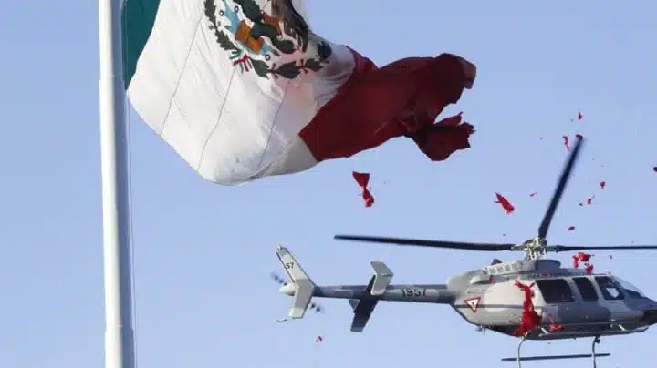 Helicóptero rompe bandera mexicana tras demostración área