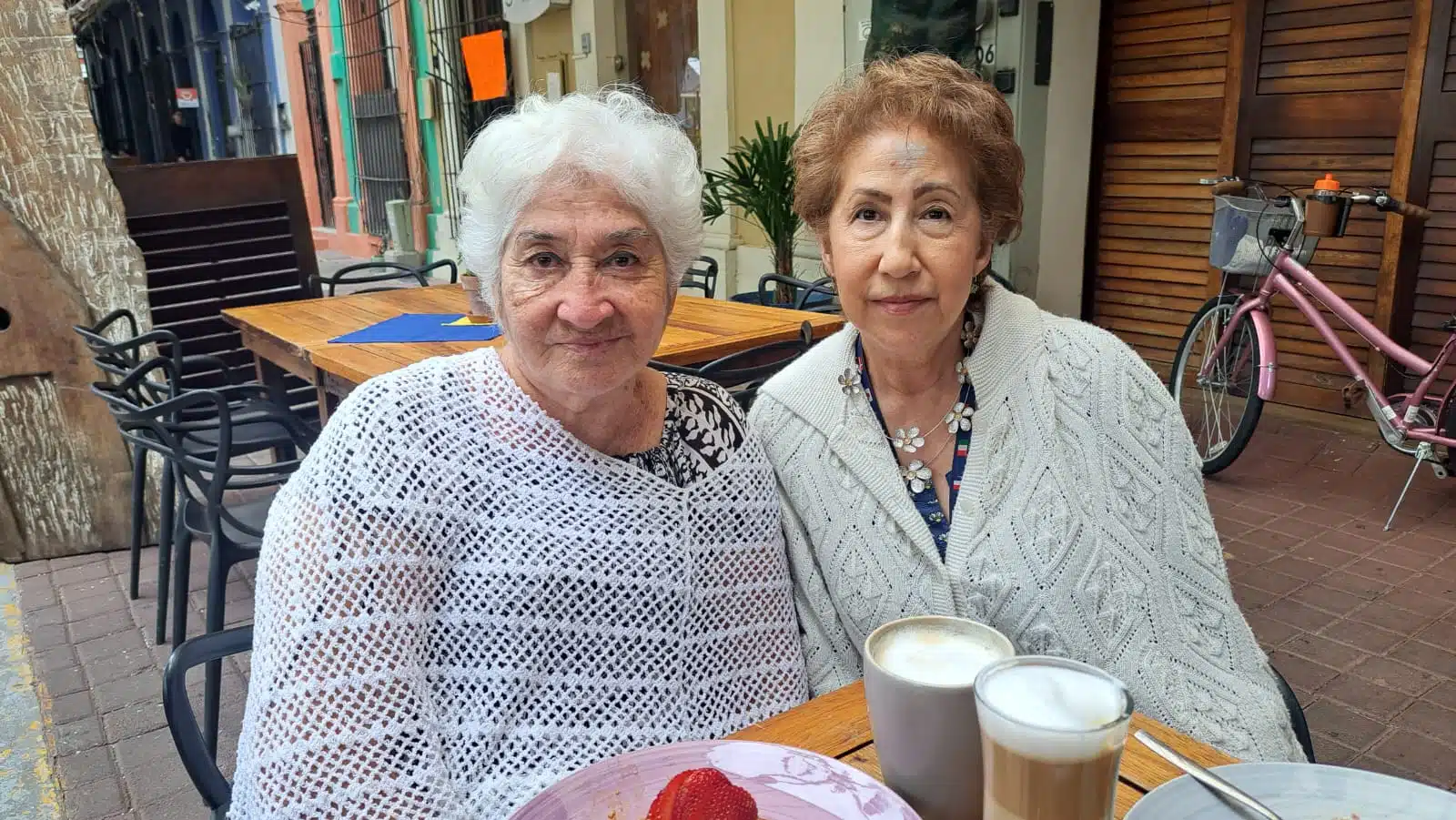 Rosa Gutiérrez y María Esperanza González, dos hermanas que fueron separadas cuando la más pequeña tenía 8 meses, y luego de mucho tiempo, volvieron a reunirse.