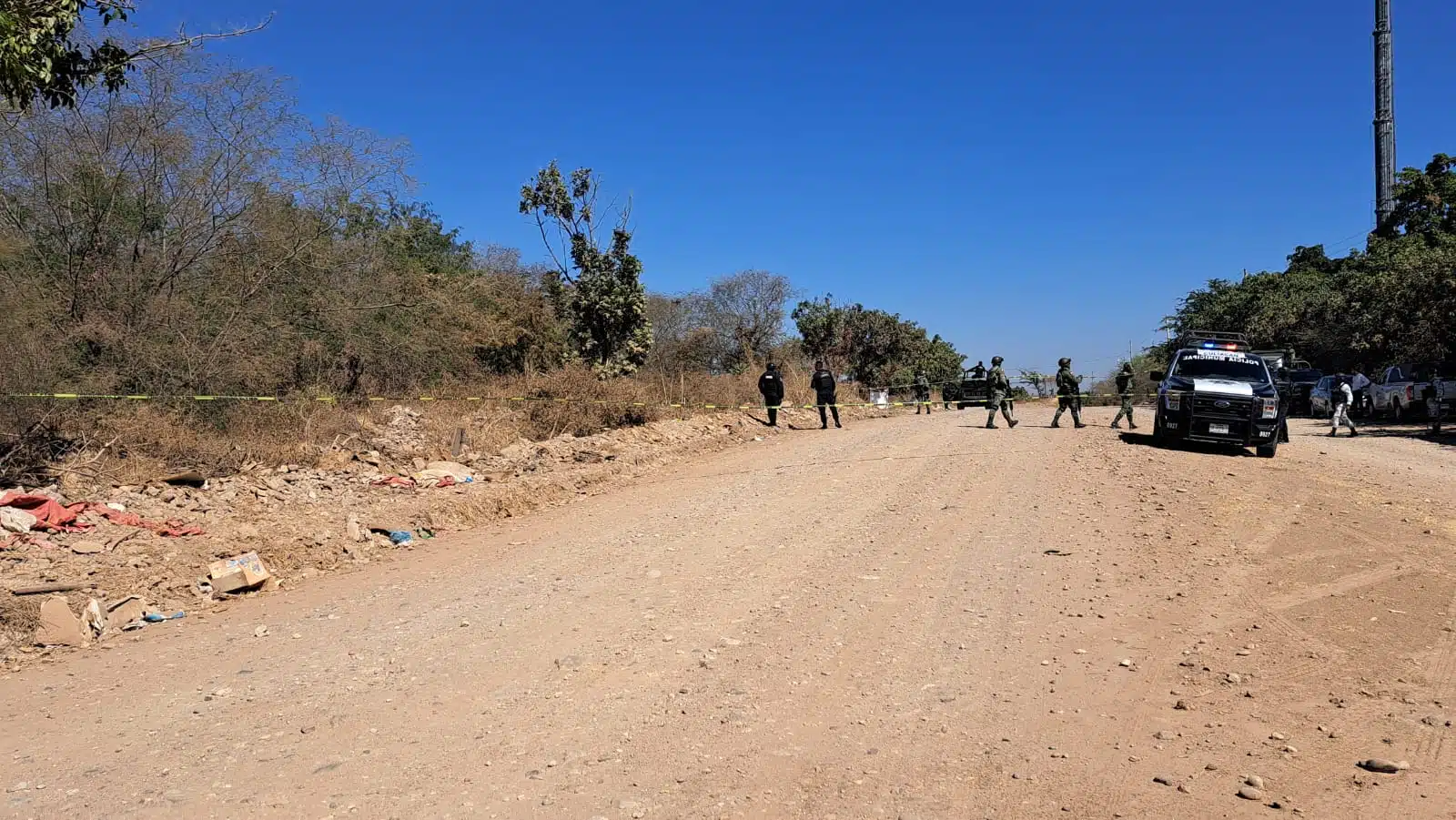 Elementos de la Policía Municipal y Ejército Mexicano en el lugar donde encontraron asesinado a Edgar Iván en Culiacán