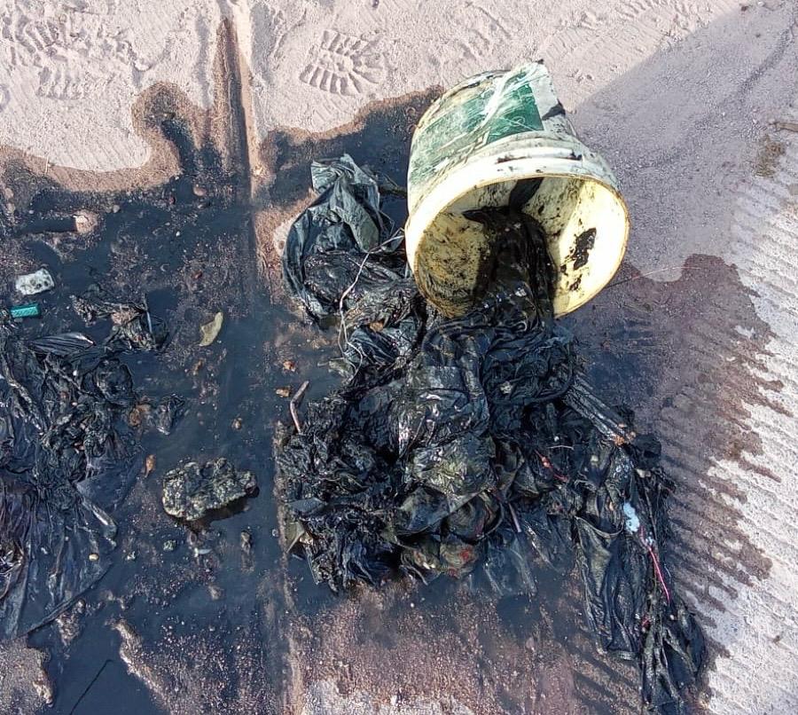 Cubeta con bolsas y desechos sacada de la red de drenaje