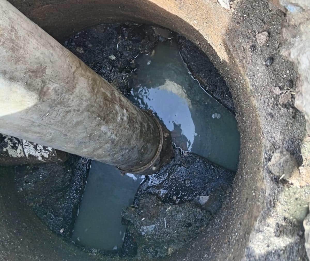 Alcantarilla con aguas residuales