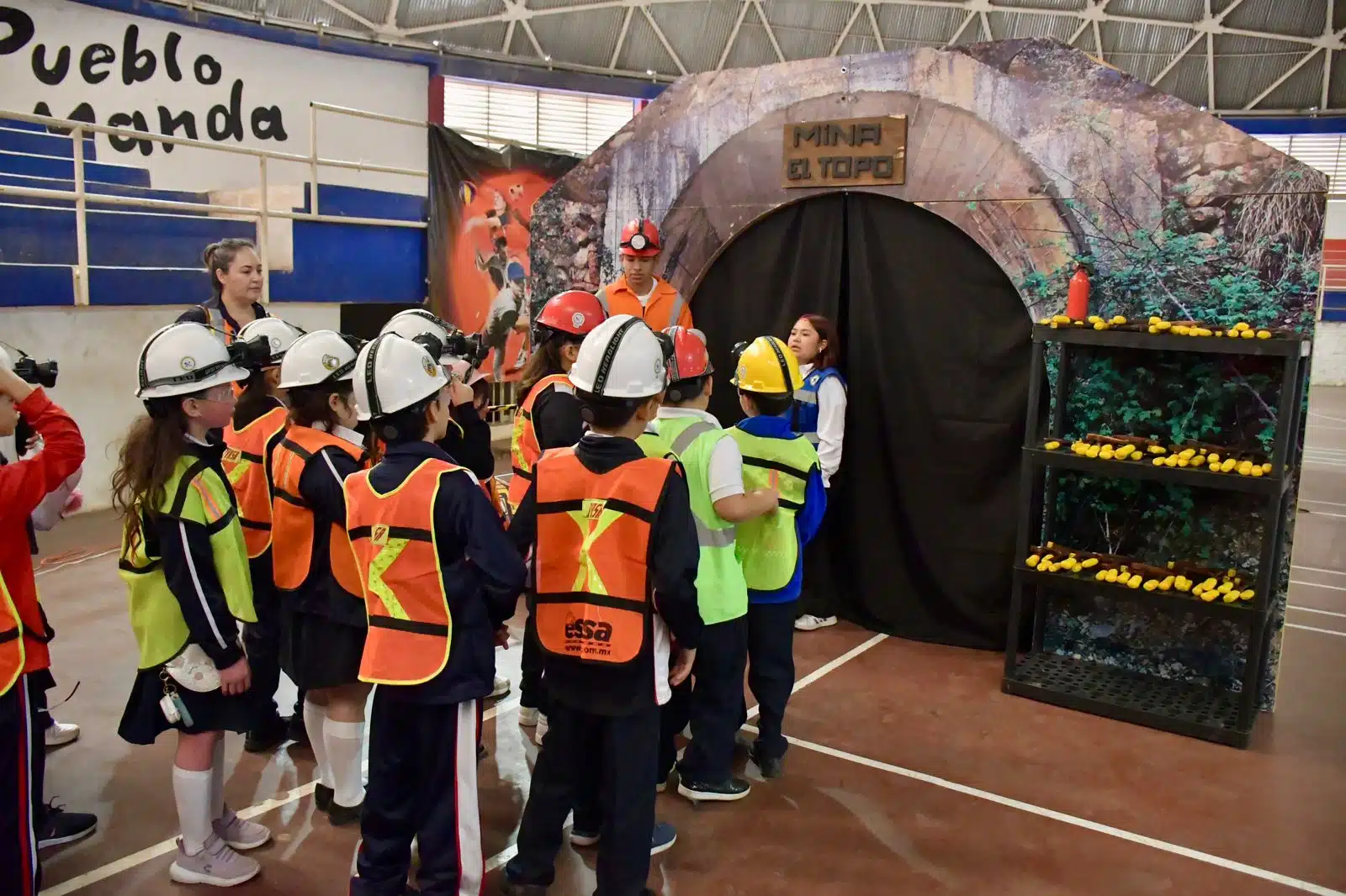 Alumnos de primaria exploran el Pabellón Minero Infantil