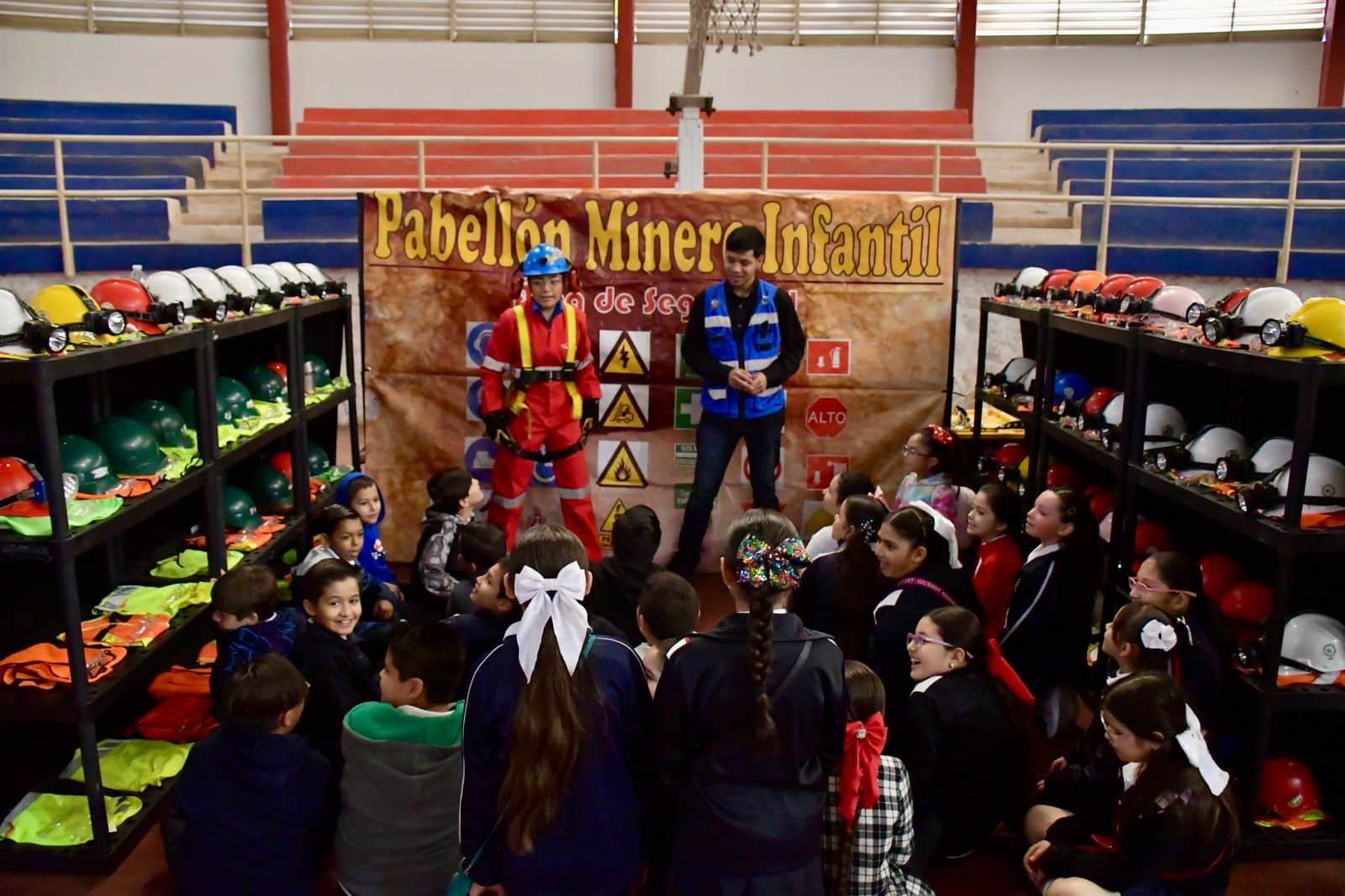 Alumnos de primaria exploran el Pabellón Minero Infantil