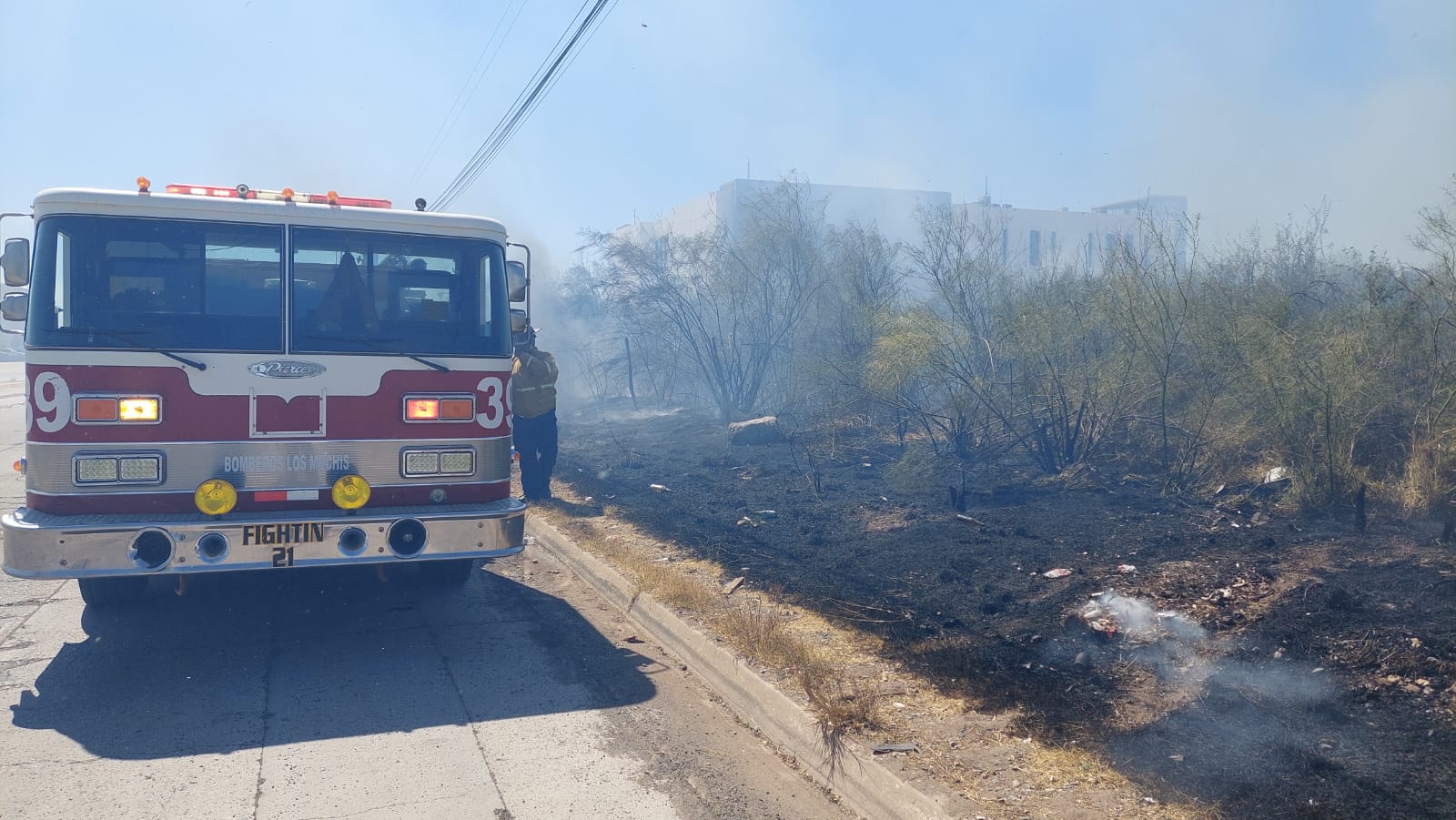 Elementos del cuerpo de Bomberos, en incendio registrado en un terreno baldío.