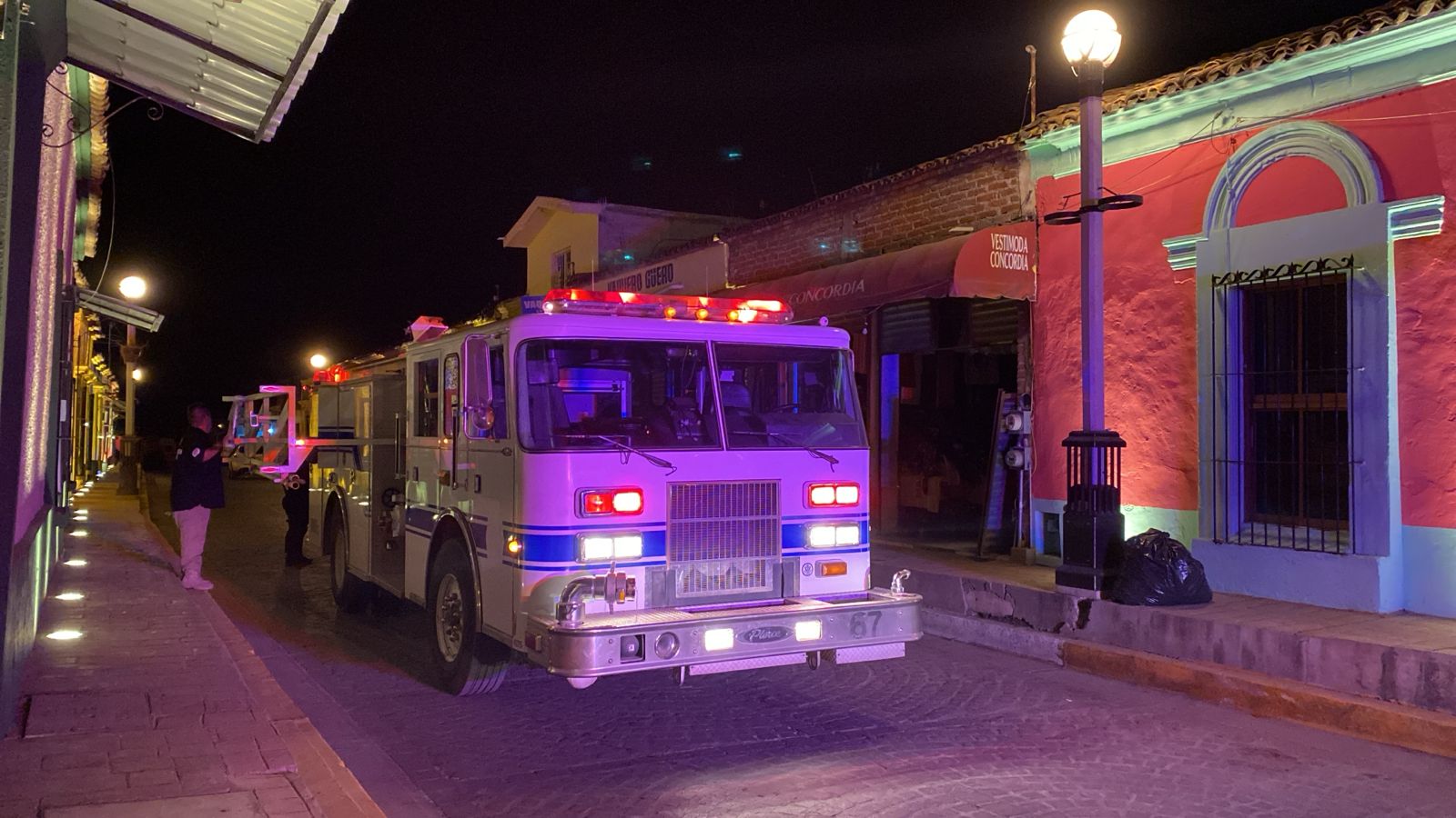 Elementos de Bomberos, Protección Civil y Municipal en el lugar del incendio.