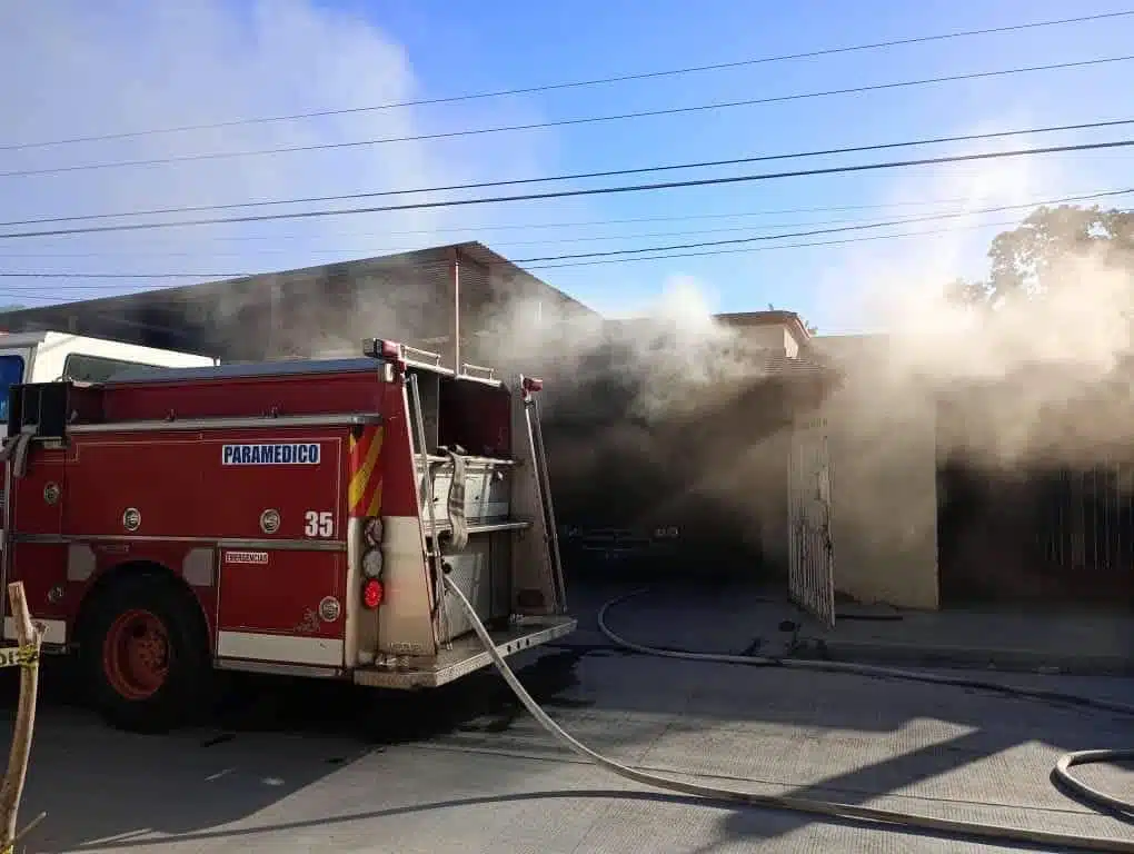 Bomberos accionaron sus máquinas y rociaron de agua el lugar hasta lograr sofocar las llamas y controlar la situación.